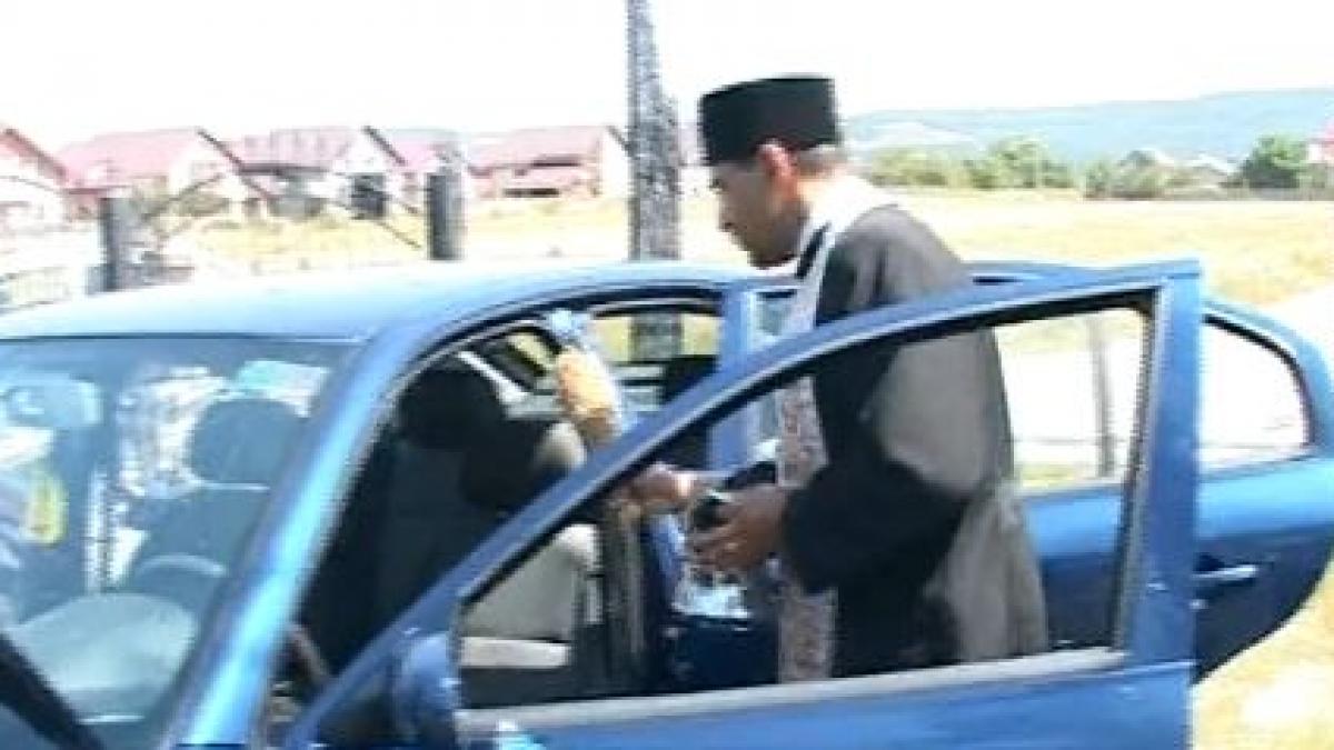 pentru o donatie oricat de mica preotii il scot pe necuratul din masina