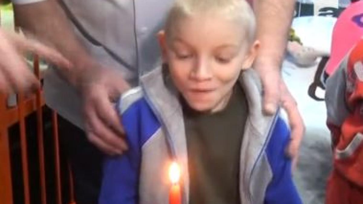 povestea emotionanta a lui ionica baiatul subnutrit care a fost adoptat de medici