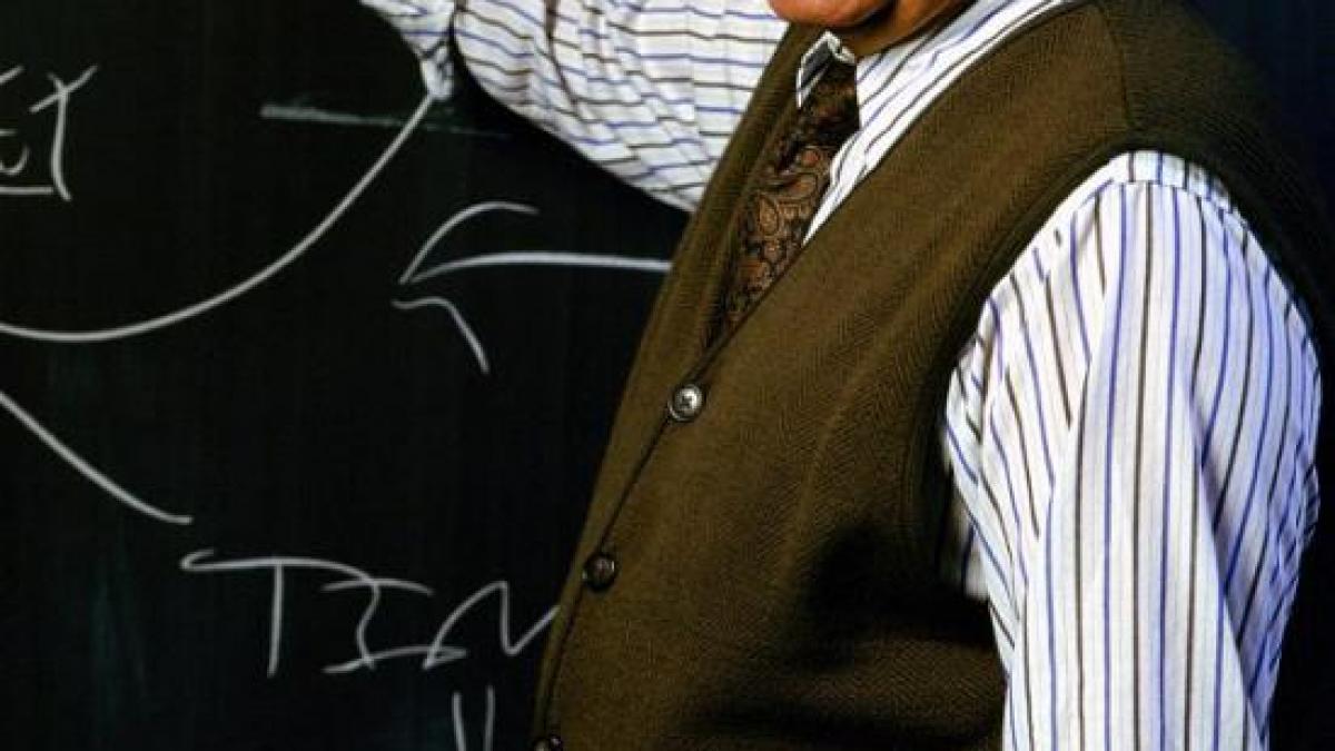 profesorul de istorie care isi obliga elevii sa i cumpere cartea a fost dat afara