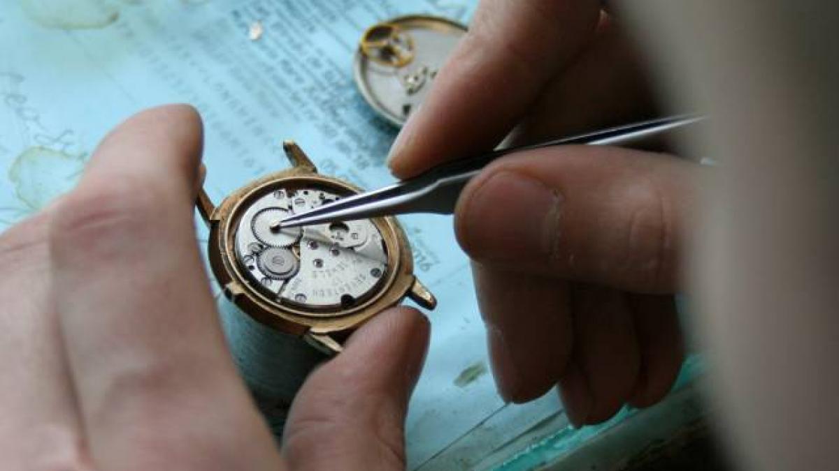 cel mai tanar ceasornicar din lume este roman are 16 ani iar timpul este de partea lui