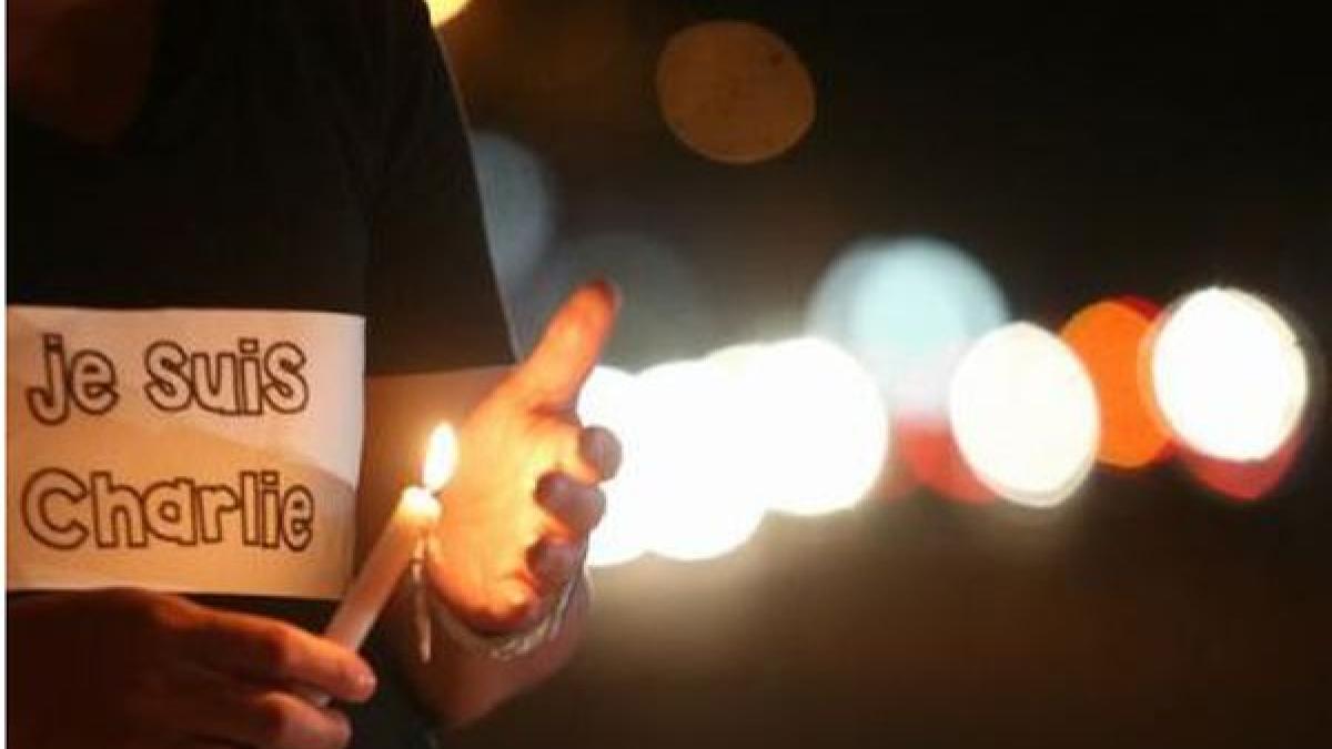 jurnalistii clujeni au aprins lumanari in memoria colegilor de la charlie hebdo