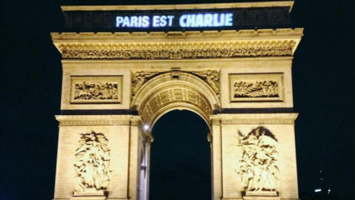 parisul e charlie in semn de solidaritate cu victimele milioane de oameni din intreaga lume au