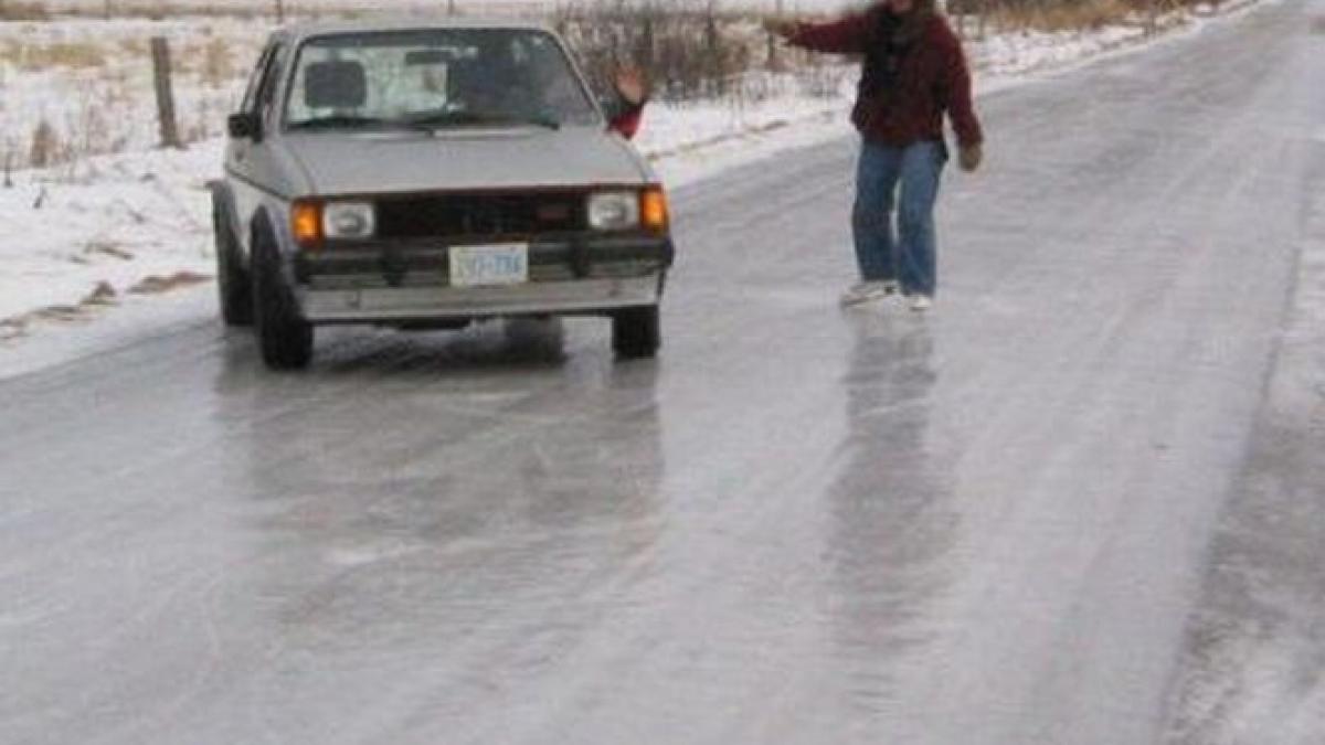 doi sefi de la cnadnr au fost sanctionati dupa producerea unor accidente in lant din cauza poleiului