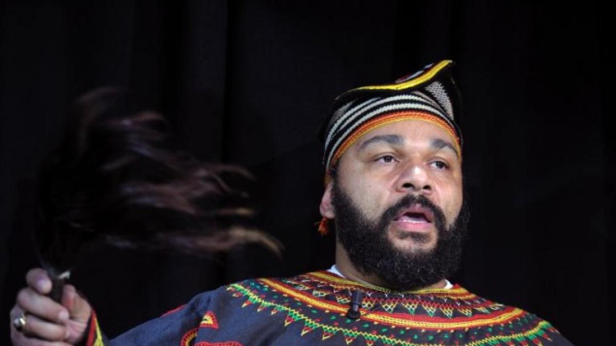umoristul dieudonne anchetat pentru sustinerea terorismului dupa ce s a declarat charlie coulibaly