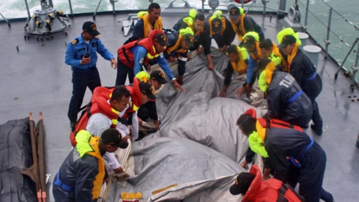 una din cutiile negre ale avionului prabusit in marea java a fost scoasa la suprafata
