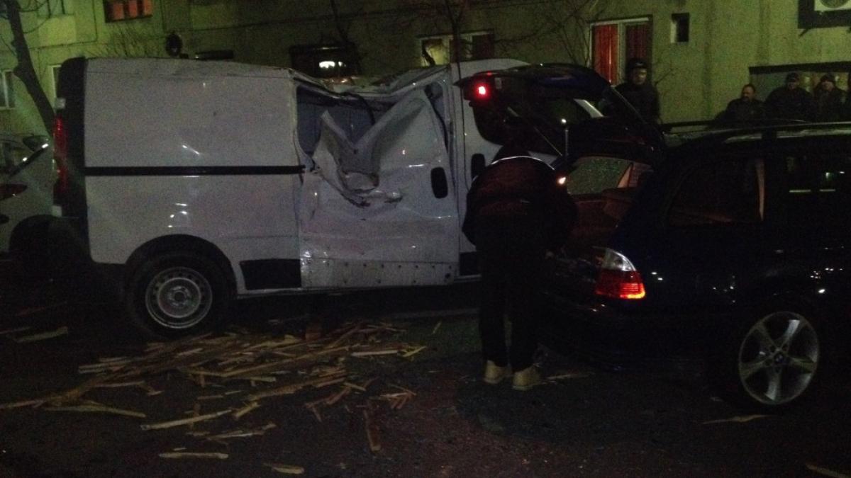 vantul extrem de puternic a smuls acoperisul unui bloc zece masini au fost distruse aproape in