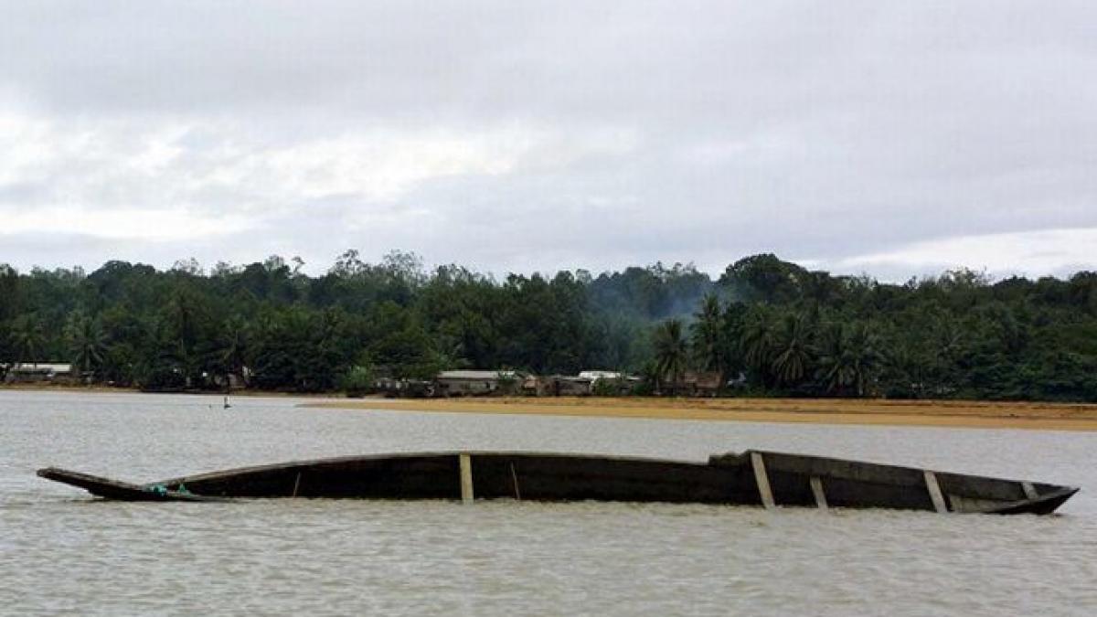 100 de persoane sunt date disparute dupa ce o barca a luat foc si s a scufundat intr un rau din