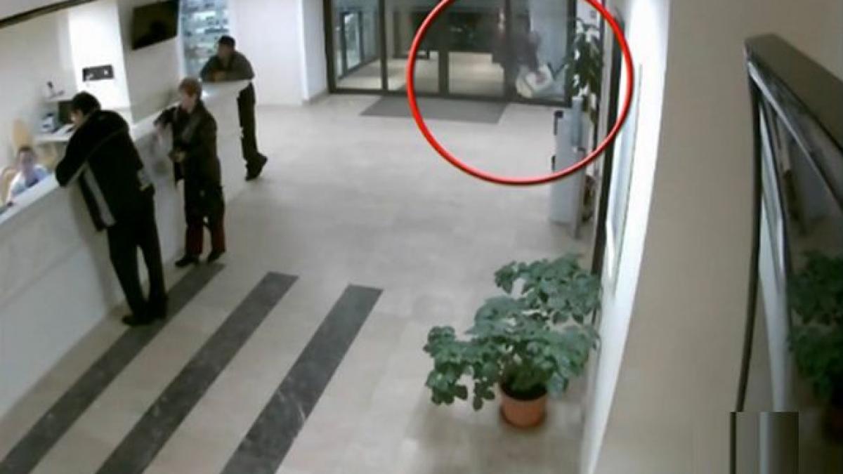 imagini cutremuratoare momentul in care o mama isi abandoneaza nou nascutul