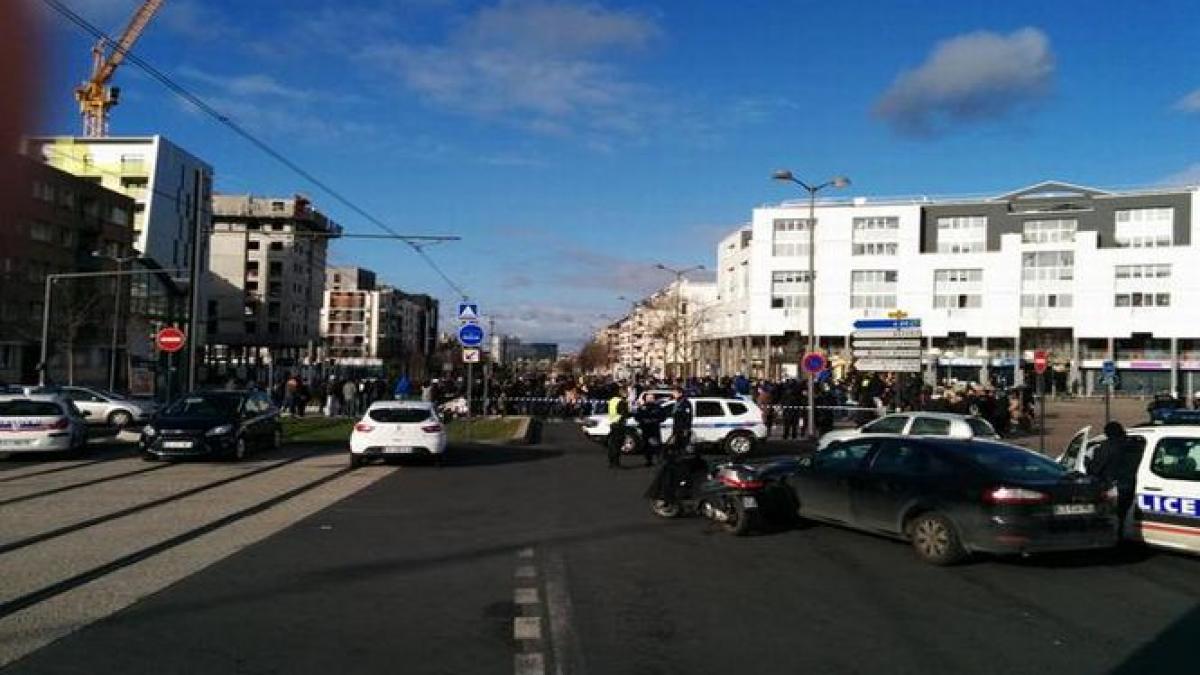 paris barbatul care luase mai multi ostatici intr un oficiu postal s a predat fortelor de ordine