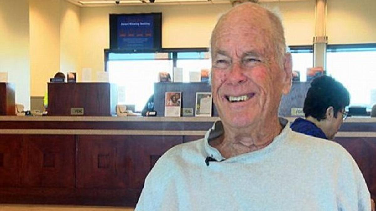 angajatii unei banci din texas nu au mai vazut asa ceva in viata lor un batran a venit sa depuna