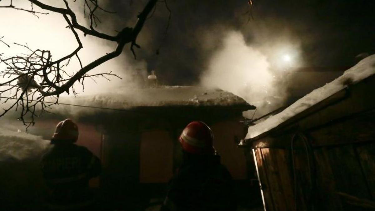 un politist din constanta a sarit in flacari pentru a salva locuinta unor batrani pana la ziua