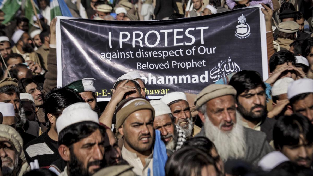 drapelele frantei incendiate in pakistan si gaza proteste de amploare si in mai multe orase din