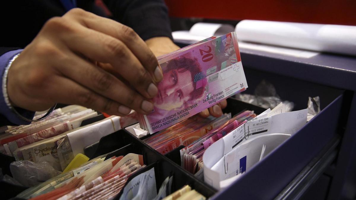 francul elvetian curs mai mare decat euro masurile luate de politicieni asteptate cu sufletul la