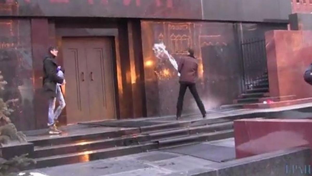 ridica te si dispari doi rusi au incercat sa exorcizeze mausoleul lui lenin din moscova video