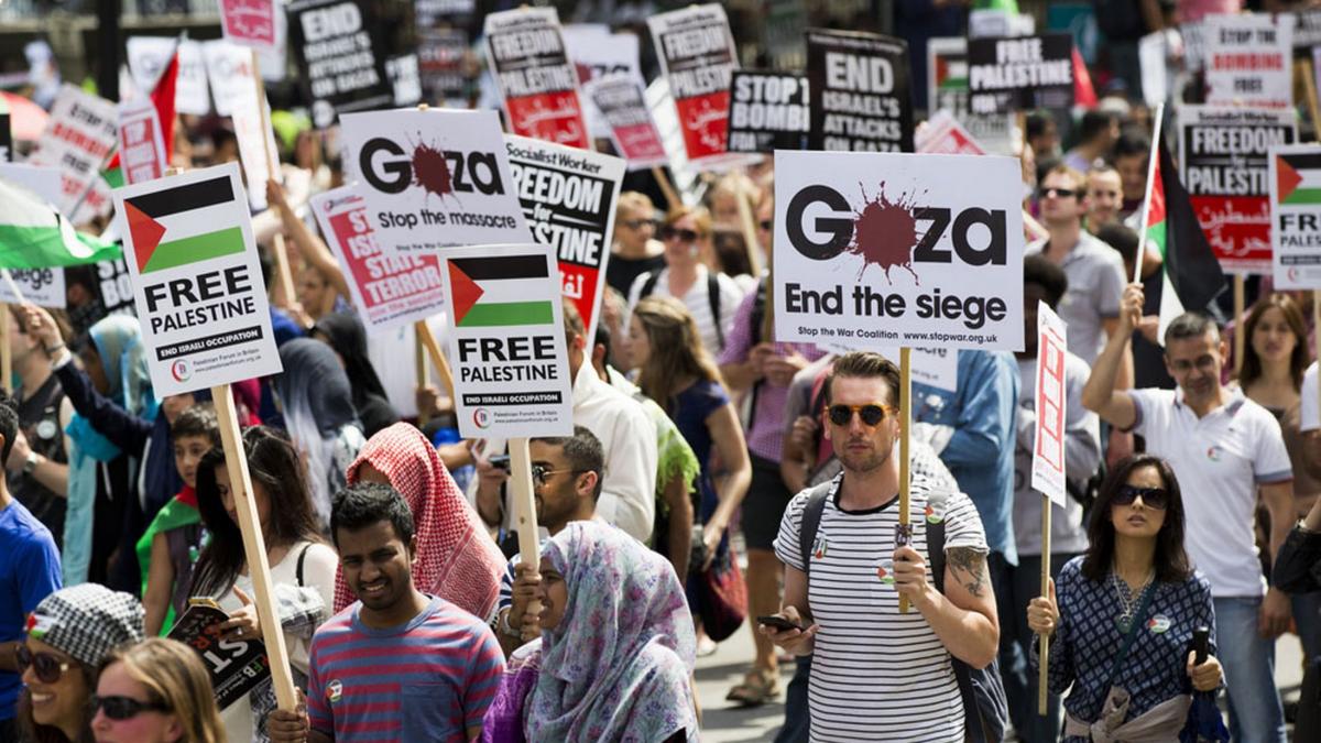 sute de persoane la un miting contra revistei charlie hebdo desfasurat in fasia gaza