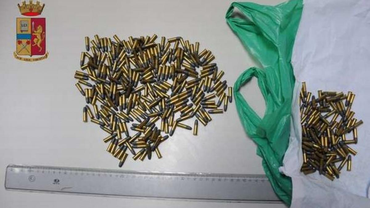 100 de gloante au fost trimise unei reviste de satira din italia