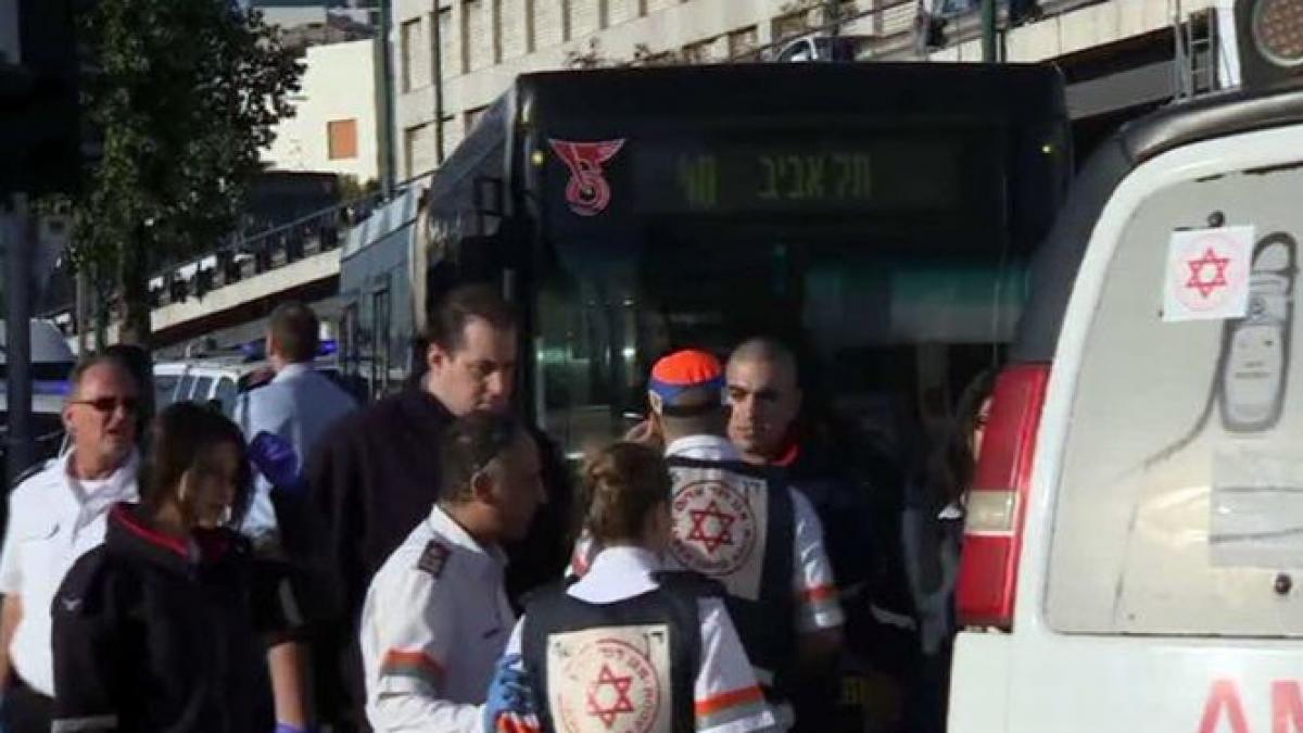 cel putin 9 israelieni au fost injunghiati intr un autobuz din tel aviv palestinianul care i a