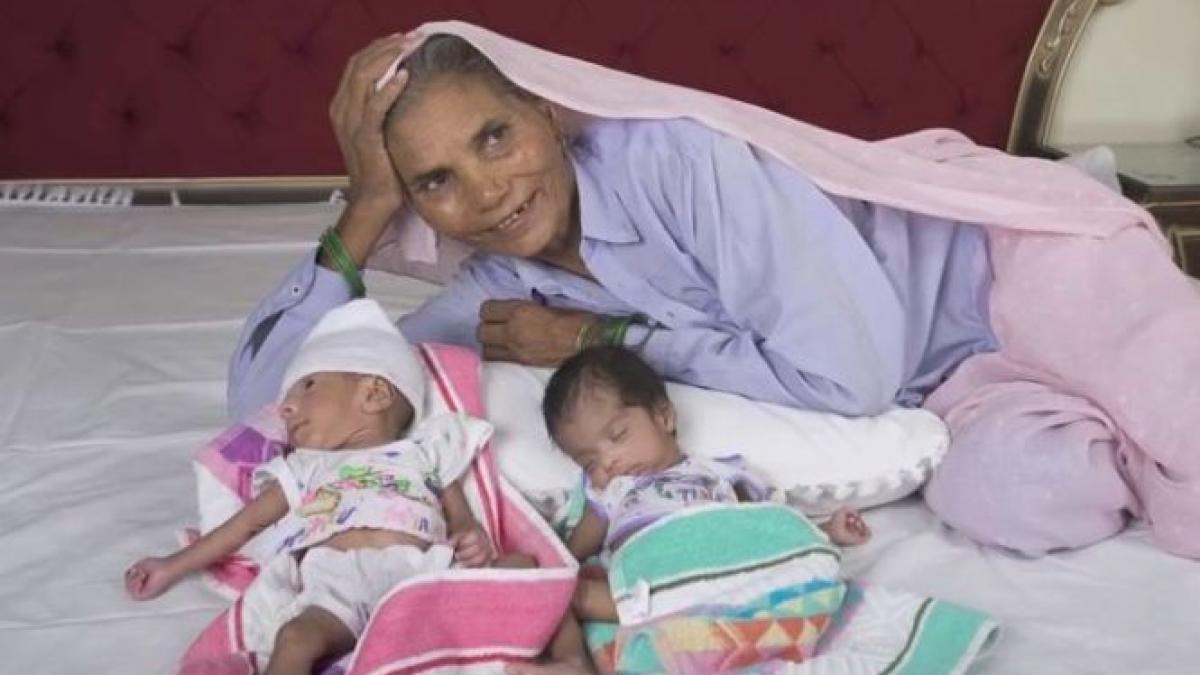 ea este cea mai batrana mama din lume la 70 de ani a nascut doi gemeni