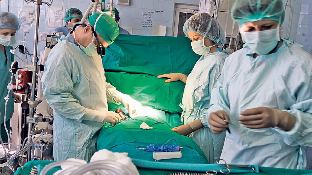 operatie de exceptie la spitalul marie curie medicii au extirpat o tumora gigant unei fetite de