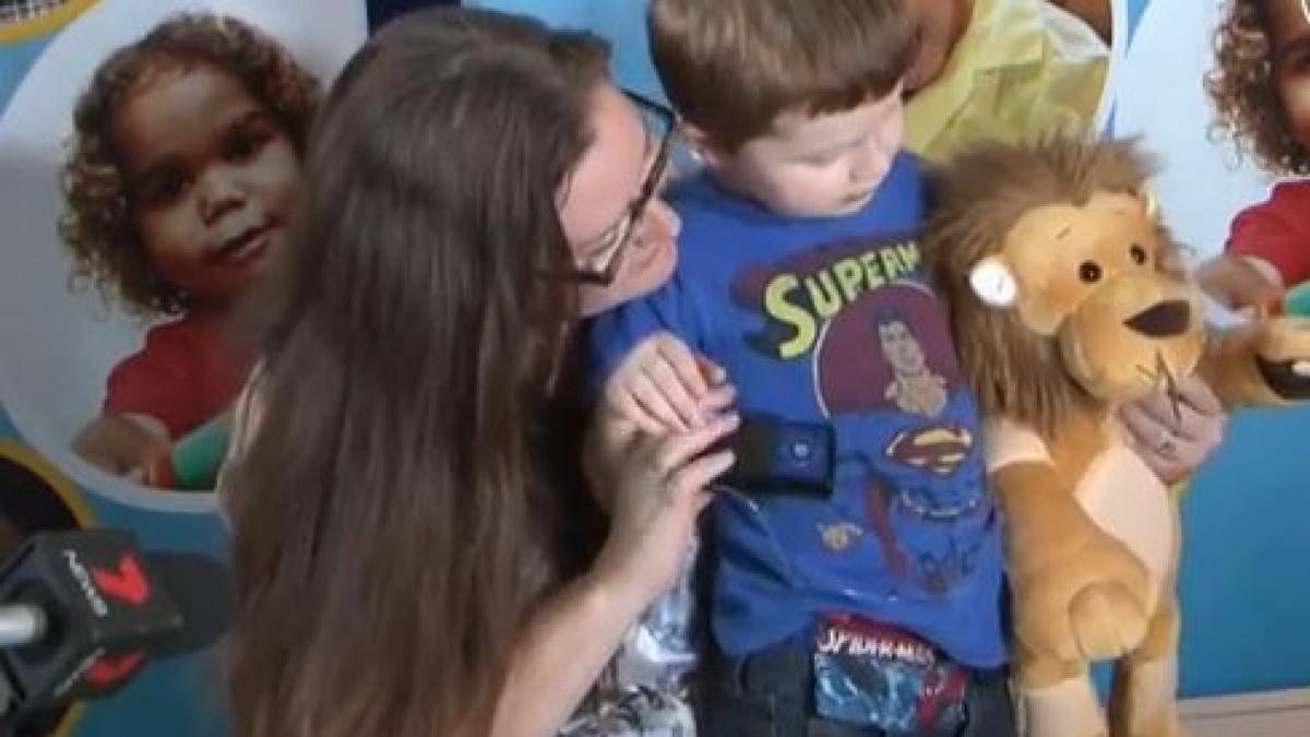 video primul pancreas artificial din lume conectat unui baietel de patru ani din australia