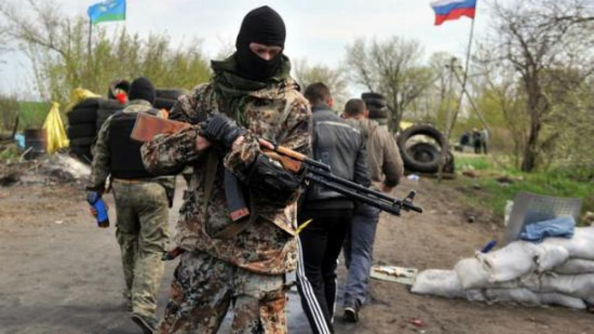 militari care au cazut prizonieri in luptele din donetk obligati sa marsaluiasca in fata