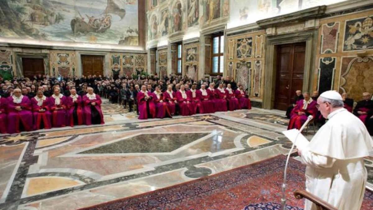 papa francisc spune ca impartasaniile si ceremoniile religioase ale nuntilor ar trebui sa fie