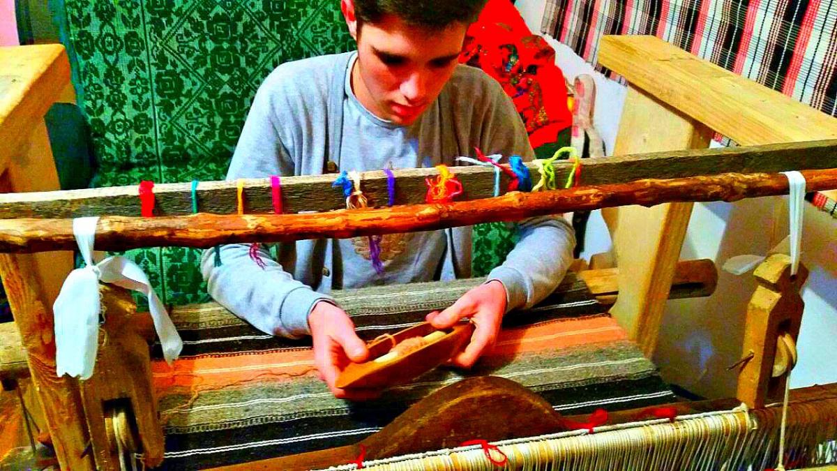 video andreea stroe iti prezinta povestea incredibila a unui tanar barladean care intre teze tese