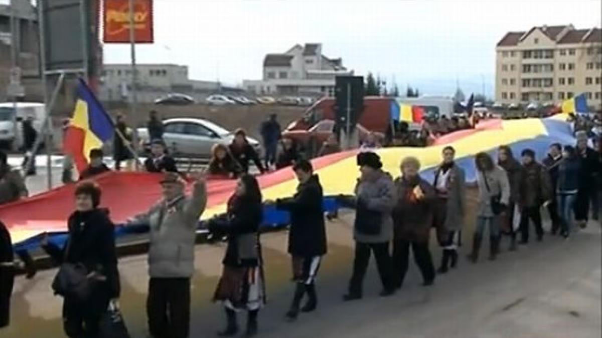 drapel de 150 de metri purtat pe strazile din sfantu gheorghe de ziua unirii principatelor