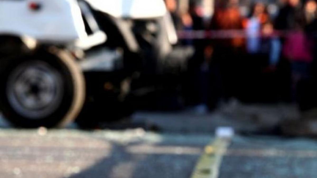 masina rasturnata pe linia tramvaiului 41 circulatia este blocata