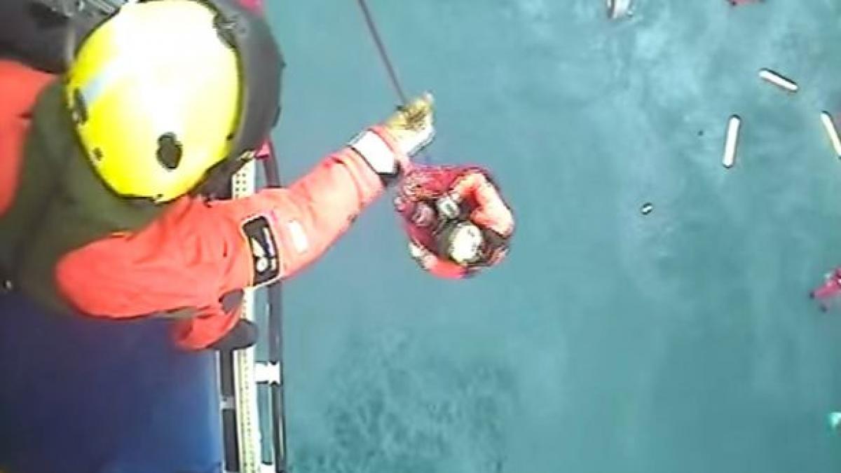 video cinci pescari naufragiati printre care si un roman salvati de la moarte sigura de paza de