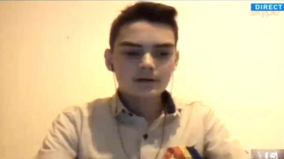 secvential elevul din sfantu gheorghe care a purtat pe brate tricolorul de ziua unirii principatelor