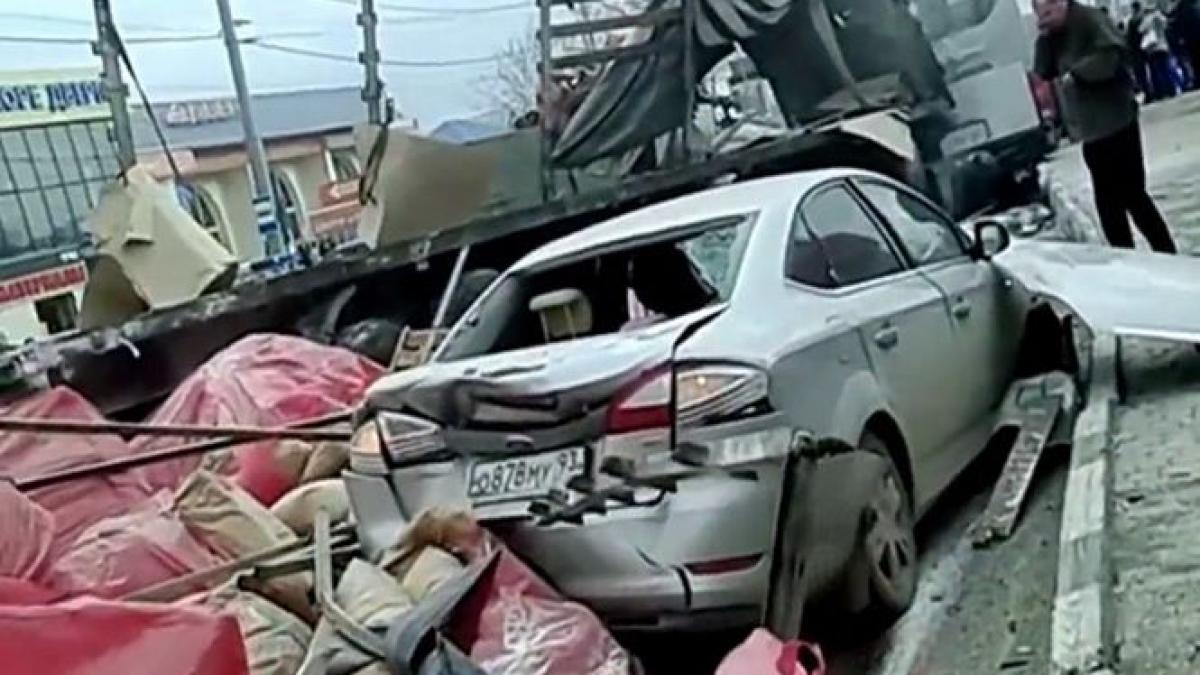 un tir ramas fara frane a facut prapad pe un drum din rusia video