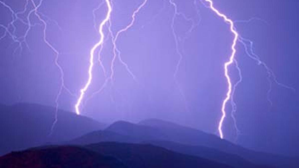 ninsori insotite de fulgere semnalate in marea britanie