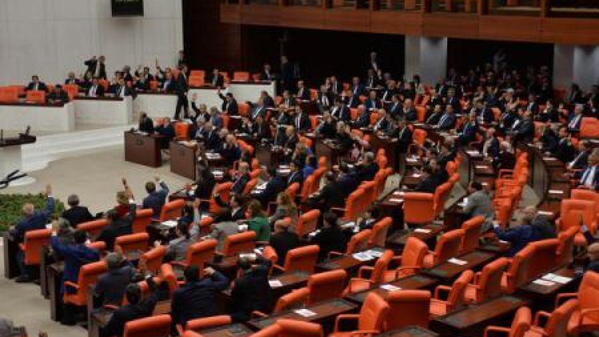 parlamentul turc a facut economie de hartie refolosind documente secrete