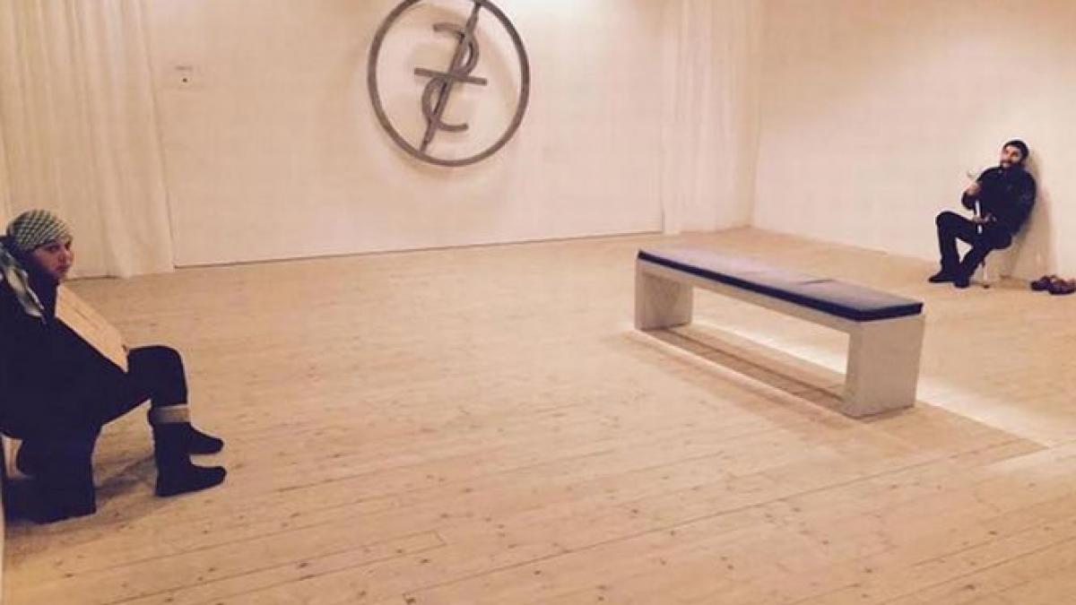 doi cersetori din romania folositi ca exponate la o galerie de arta din suedia