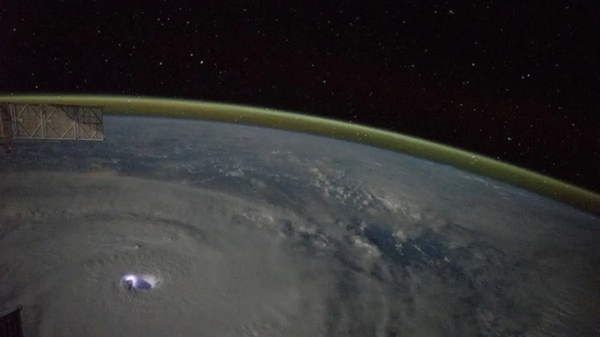 ochiul ciclonului un astronaut de pe statia spatiala internationala a surprins o imagine
