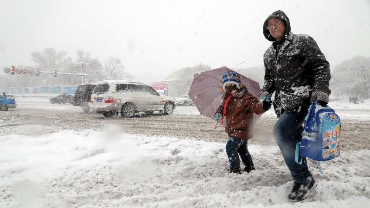 peste 50 000 de oameni sunt izolati din cauza ninsorilor cazute in ultimele ore drumurile de acces