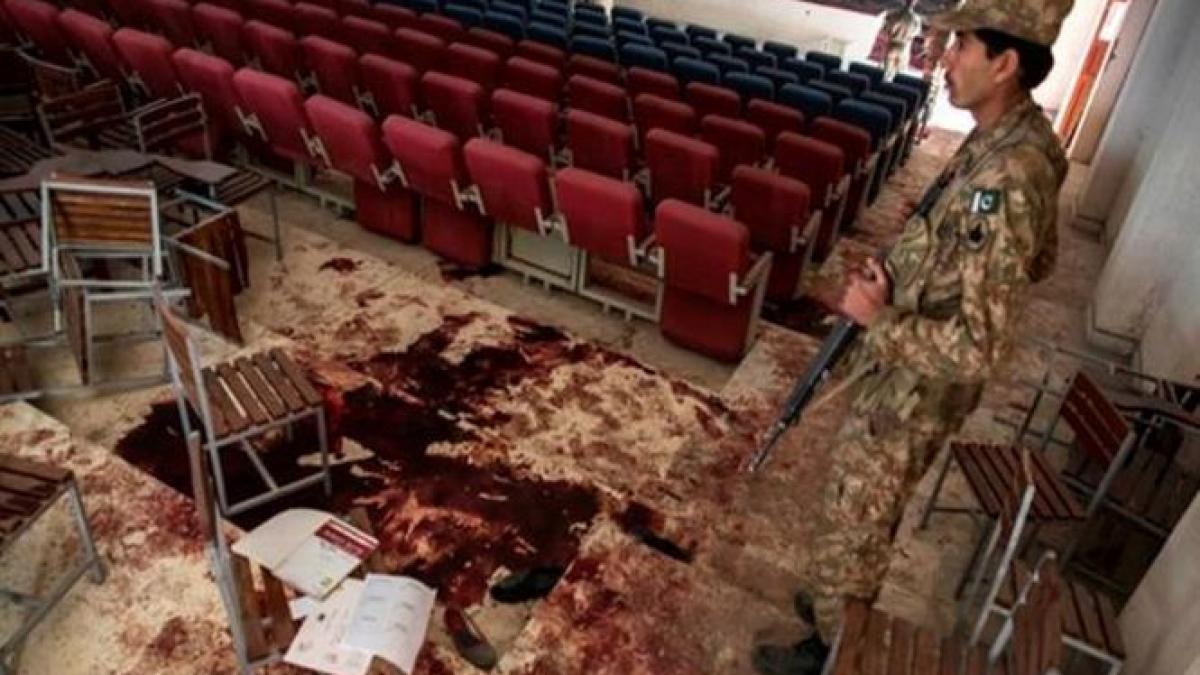 dupa masacrul de la peshawar profesorii pakistanezi pot veni inarmati in scoli