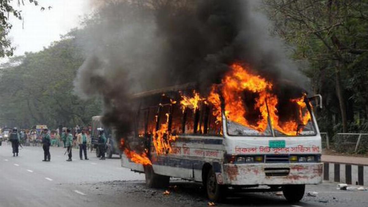 sapte persoane au murit arse de vii dupa ce autobuzul in care se aflau a fost atacat cu sticle