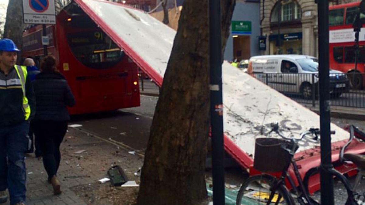 zeci de pasageri din londra si au vazut moartea cu ochii autobuzul in care se aflau a fost