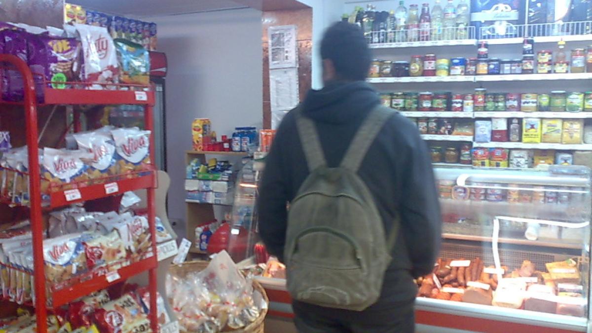 bataie intr un magazin din suceava prins la furat hotul s a napustit asupra agentului de paza