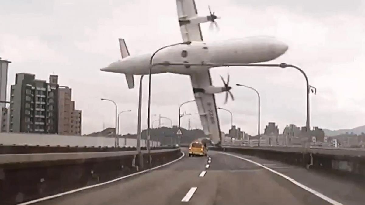 imaginea tulburatoare gasita de salvatori cum a fost descoperit pilotul avionului prabusit in taipei