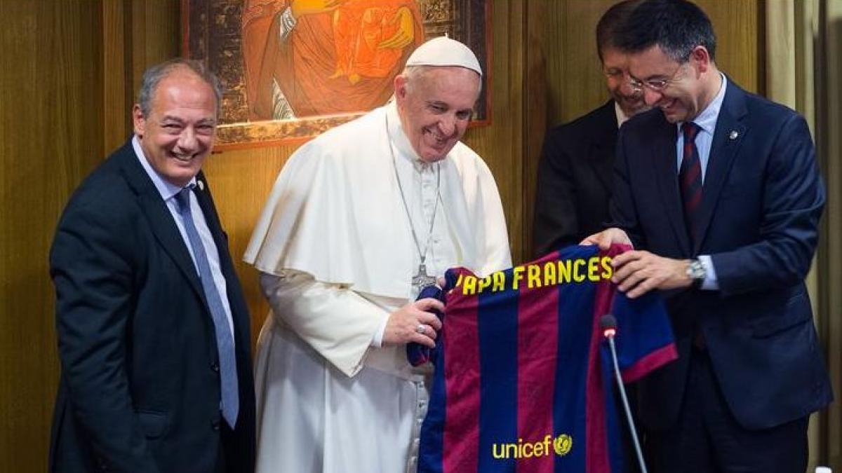 papa francisc a primit un tricou al fc barcelona semnat de jucatori