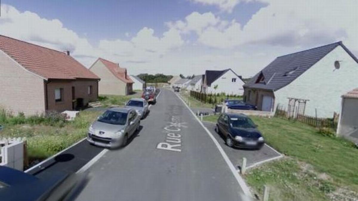 primaria unui oras francez a construit un zid in mijlocul strazii pentru a descuraja furtul din