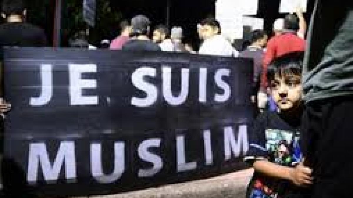 ecouri ale atentatului terorist de la charlie hebdo londonezii au iesit in strada pentru a protesta