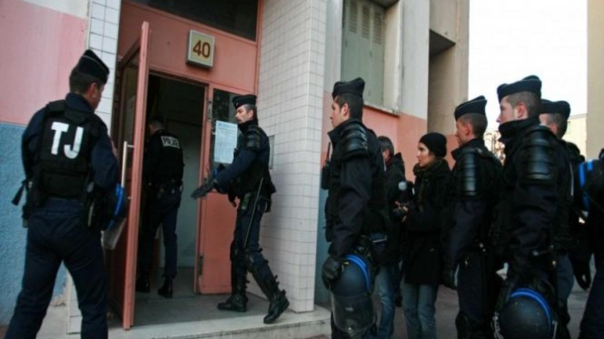 indivizi mascati au atacat politia din marsilia cu mitraliere ak 47 kalashnikov video