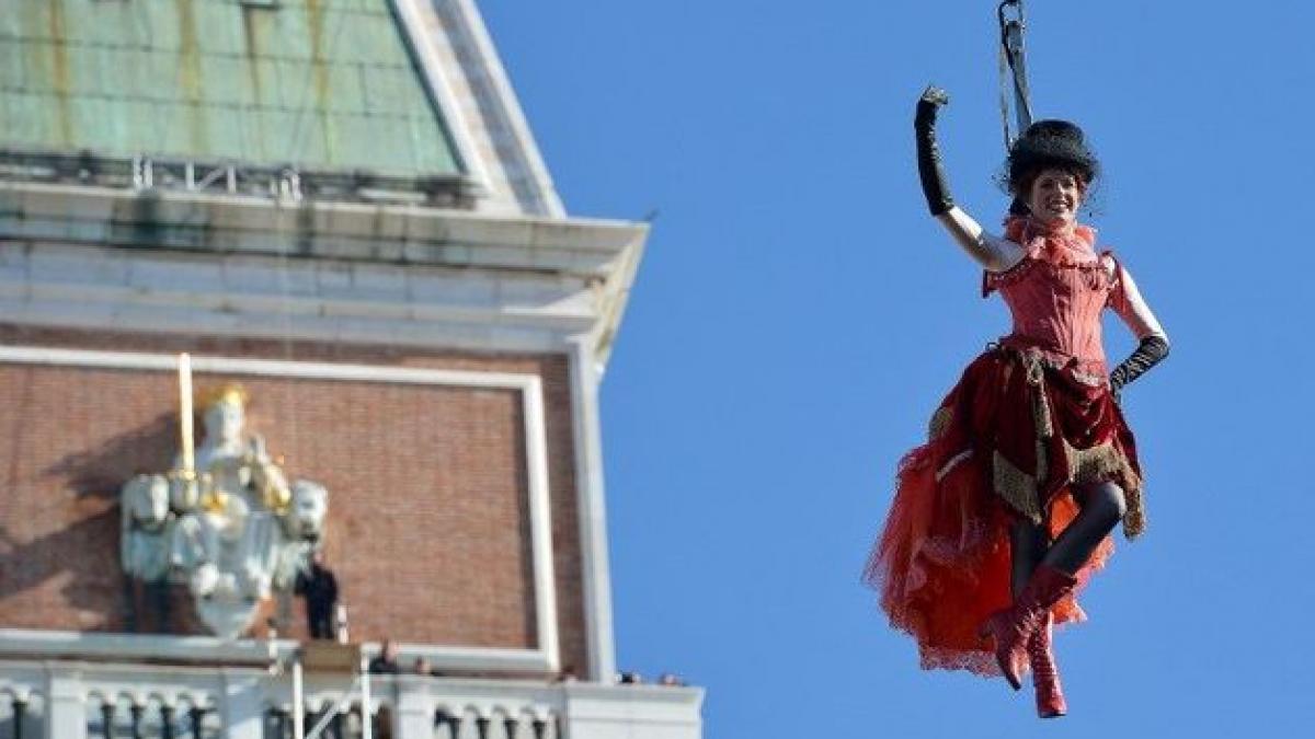 spectacol invelit in mister peste 100 000 de oameni au vazut zborul ingerului