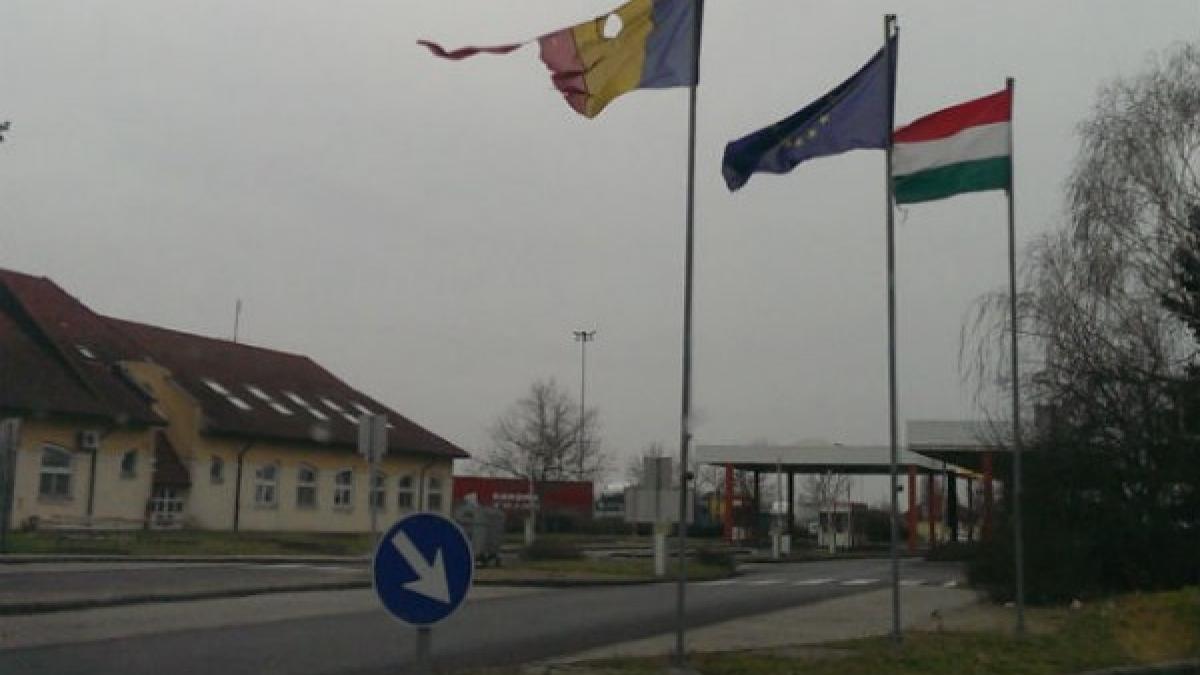 o carpa zdrentuita pe post de drapel chiar la intrarea in tara