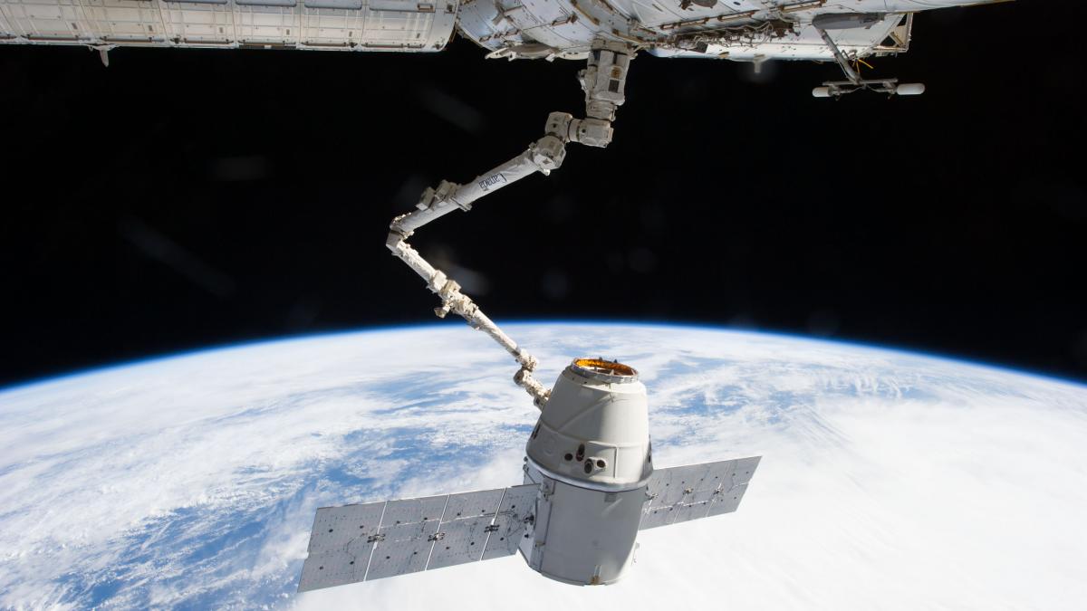 capsula dragon a companiei spacex a amerizat in oceanul pacific