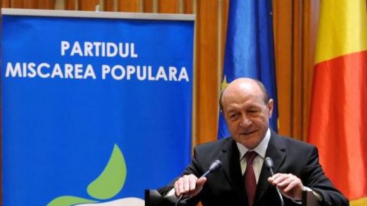 la ordinea zilei elena udrea zambeste cu catusele la maini basescu nu se dezice